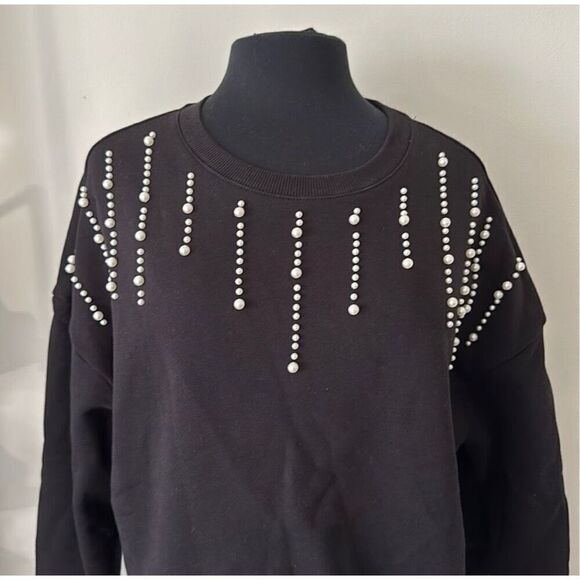 Francesca’s black crewneck sweatshirt with pearl detail - Picture 4 of 9